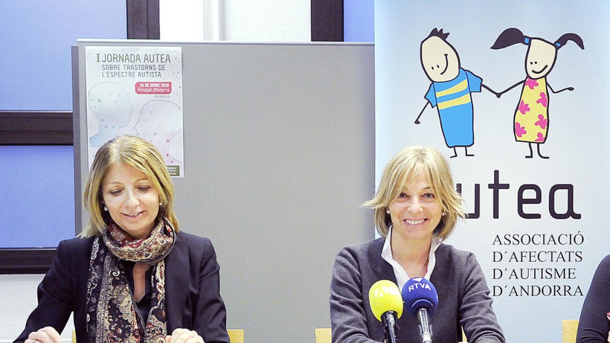 La presidenta d'Autea, Inés Martí, i la primera responsable, Ester Fenoll, en un acte el 2018