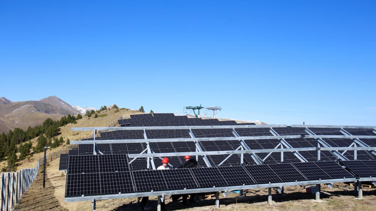 El parc fotovoltaic construït per EMAP al planell de la Tosa.
