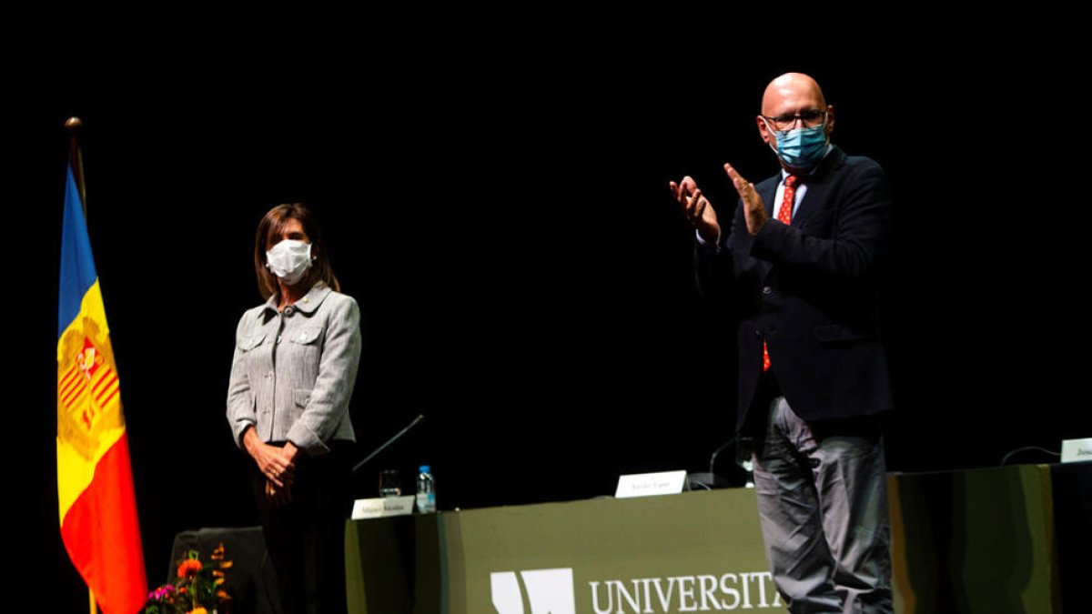 La ministra d'Educació, Ester Vilarrubla, i el rector de la Universitat, Miquel Nicolau, durant l'acte d'inauguració del curs.