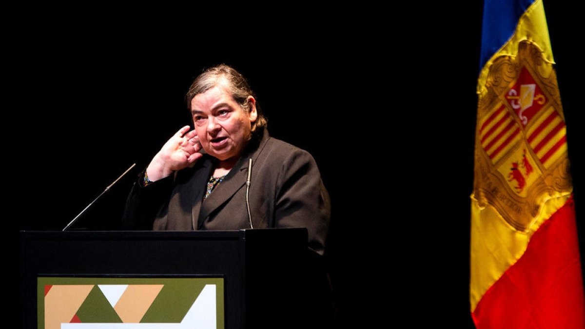 La lingüista Carme Junyent durant la intervenció.