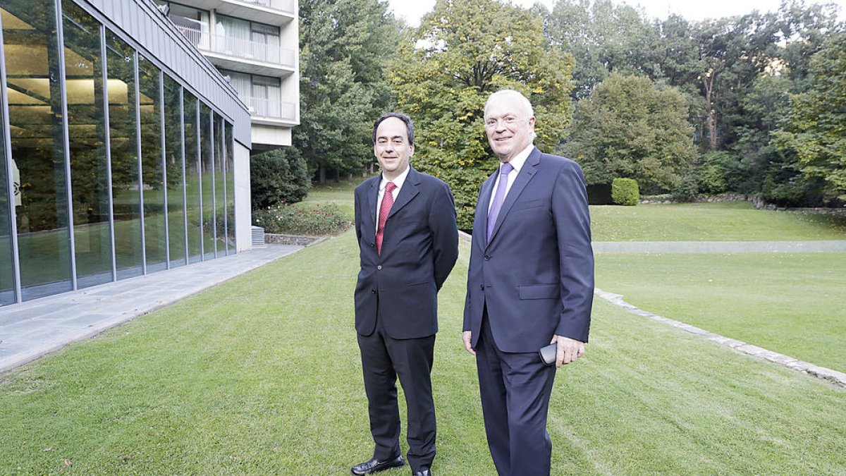 En primer pla, el president del TAPA, Pierre Raoul-Duval, i en segon pla el secretari general, Juan Pablo Correa.
