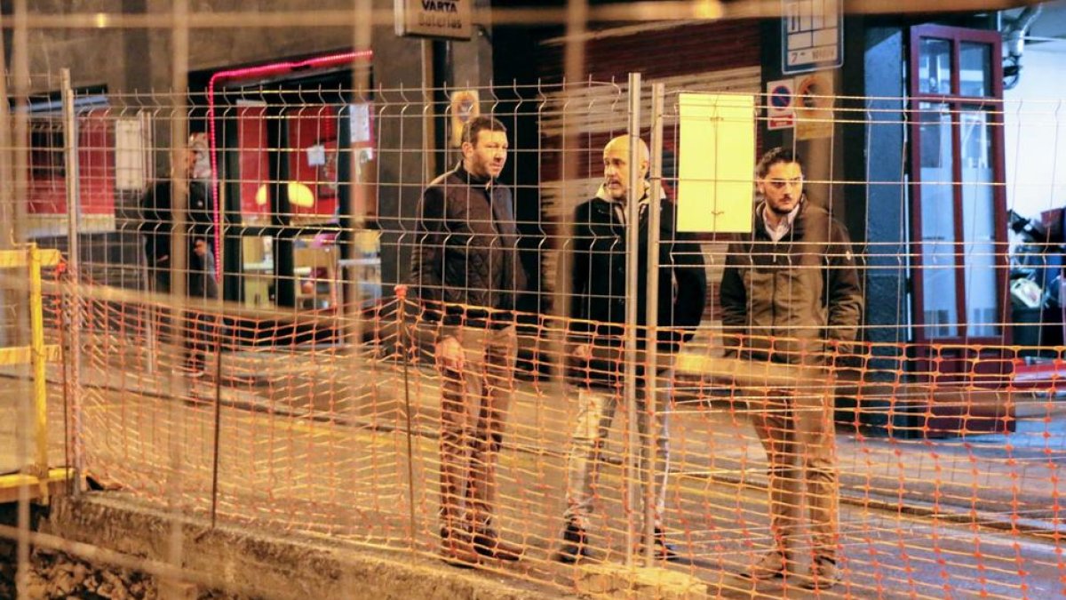 El comitè Liberal d'Escaldes durant la visita als comerciants