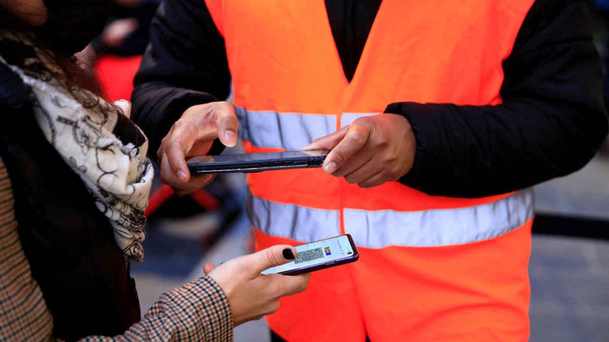 Un control del certificat Covid en el partit del MoraBanc de dissabte.