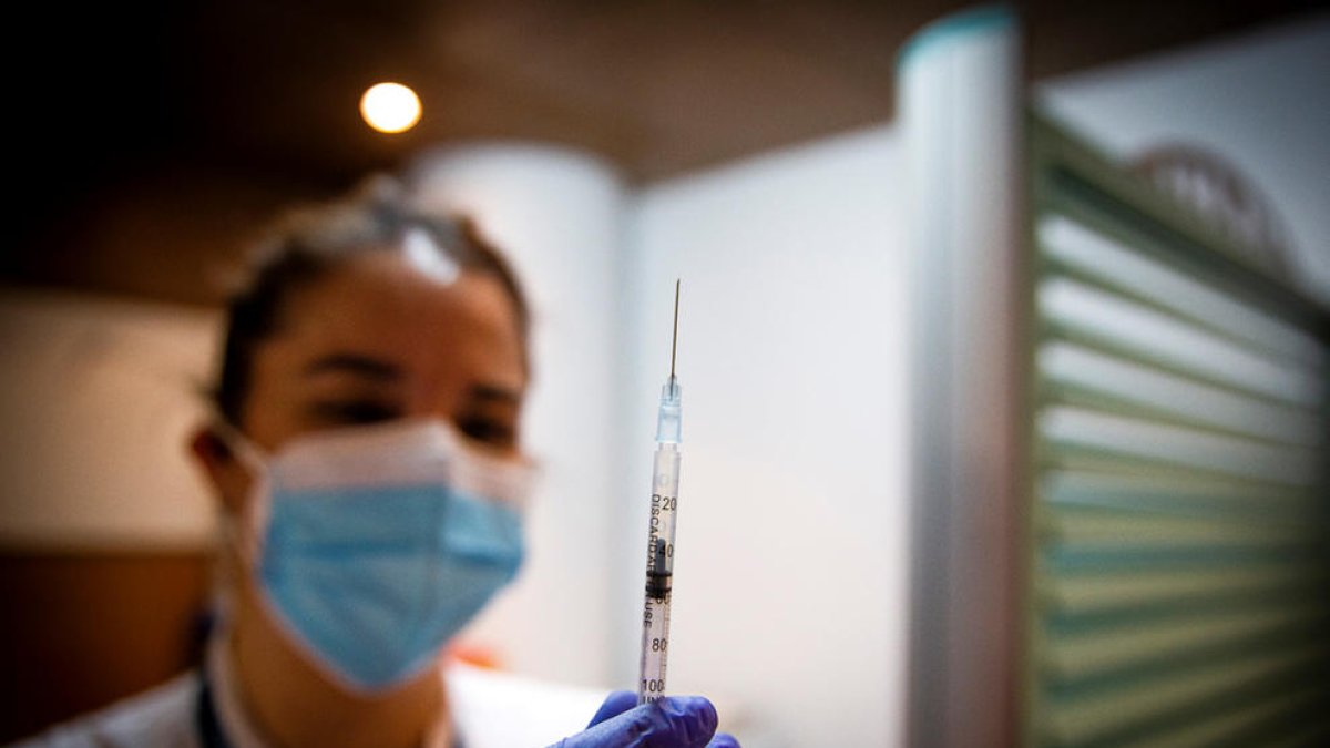 Una infermera amb una injecció de Pfizer.