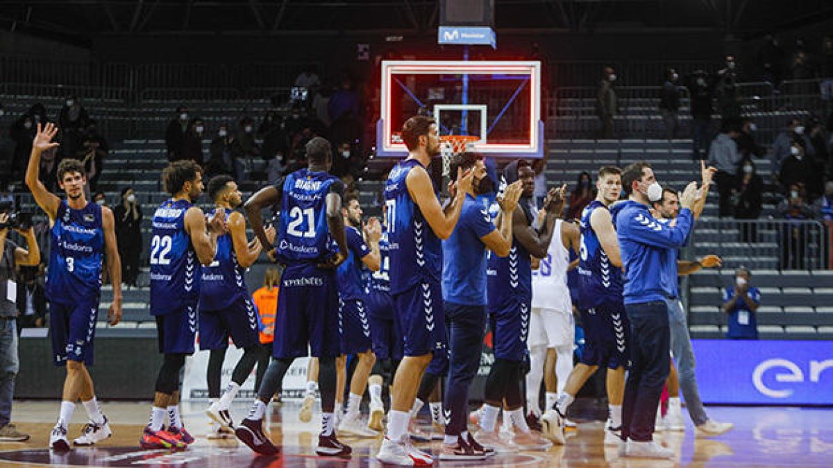 L'equip del MoraBanc al final del partit contra el Reial Madrid.