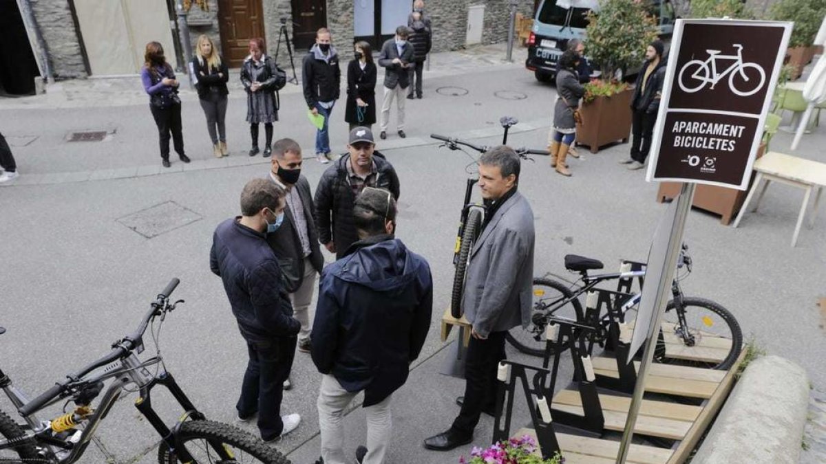 Enric Torres, director de Producte i Nous Projectes d'Andorra Turisme, Jordi Serracanta, conseller de Turisme del comú d'Ordino i Òscar La Cueva, Product manager Pro Riders, durant la presentació del projecte