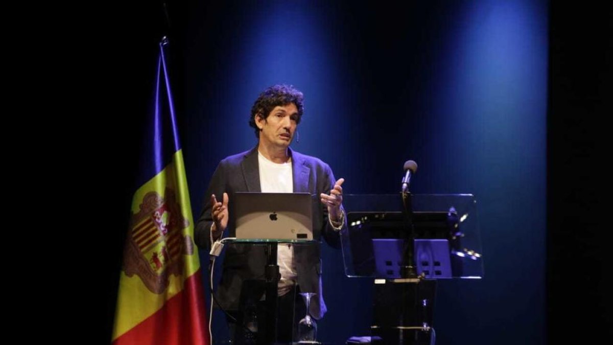 César Bona, durant la conferència inaugural