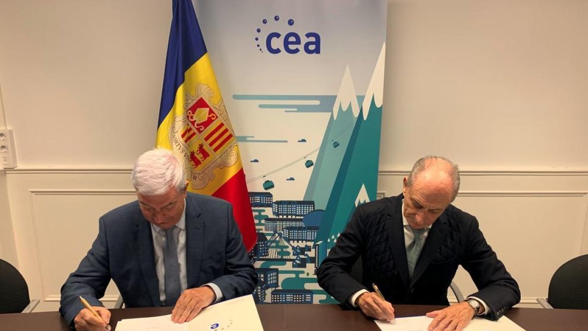 Signen el conveni, el president de la CEA, Gerard Cadena i el president de FUNDIBEQ, Juan Luis Martín Cuesta.