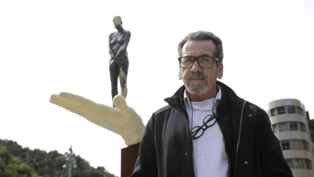 L'autor Àngel Calvente durant la inauguració.