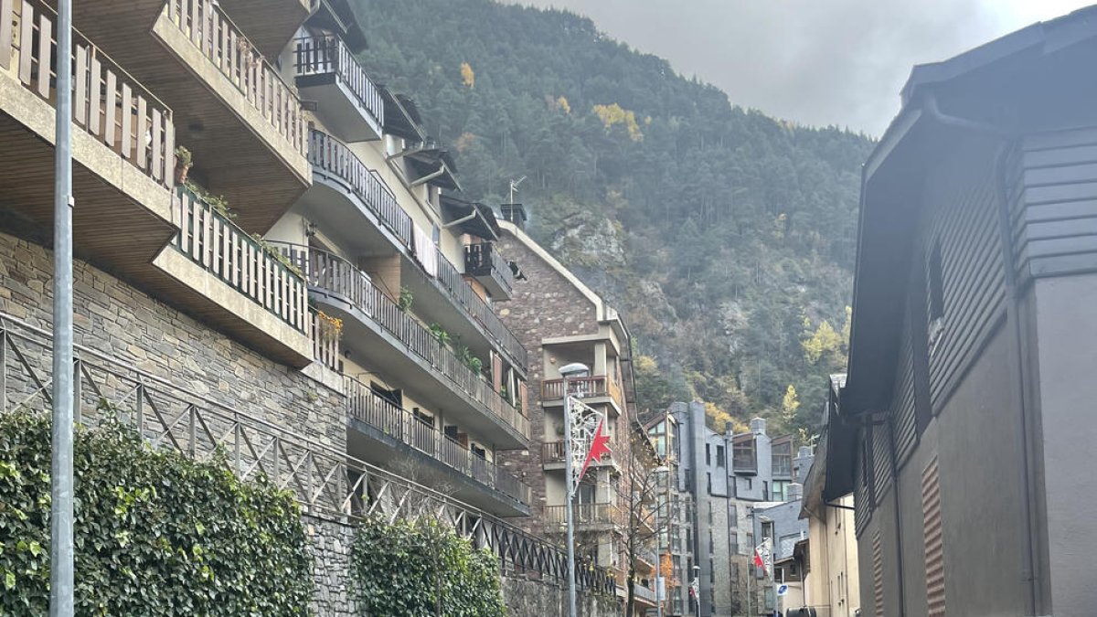 Treballs de pintura al carrer Mirador d'Encamp