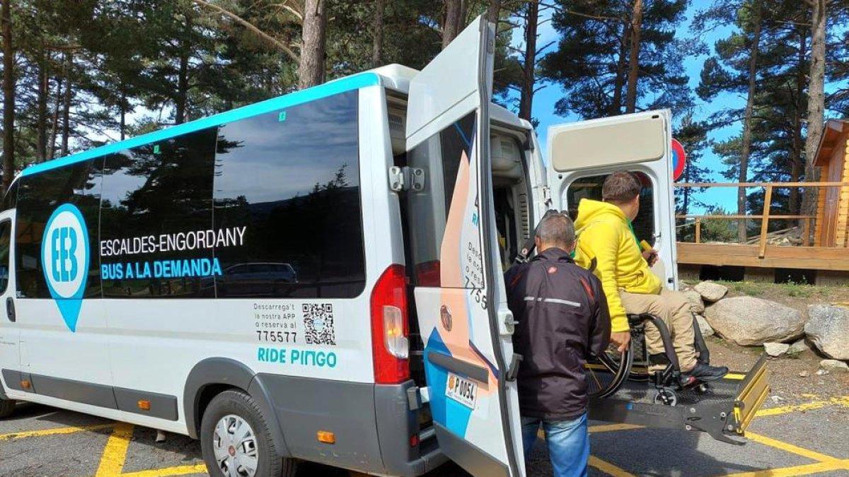 El primer viatger a provar el nou servei.