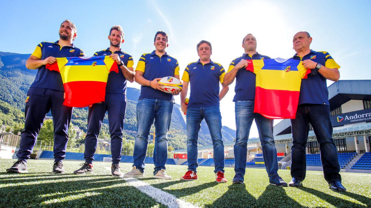 El nou equip tècnic de les seleccions amb el president, Jean-Marc Flaux.