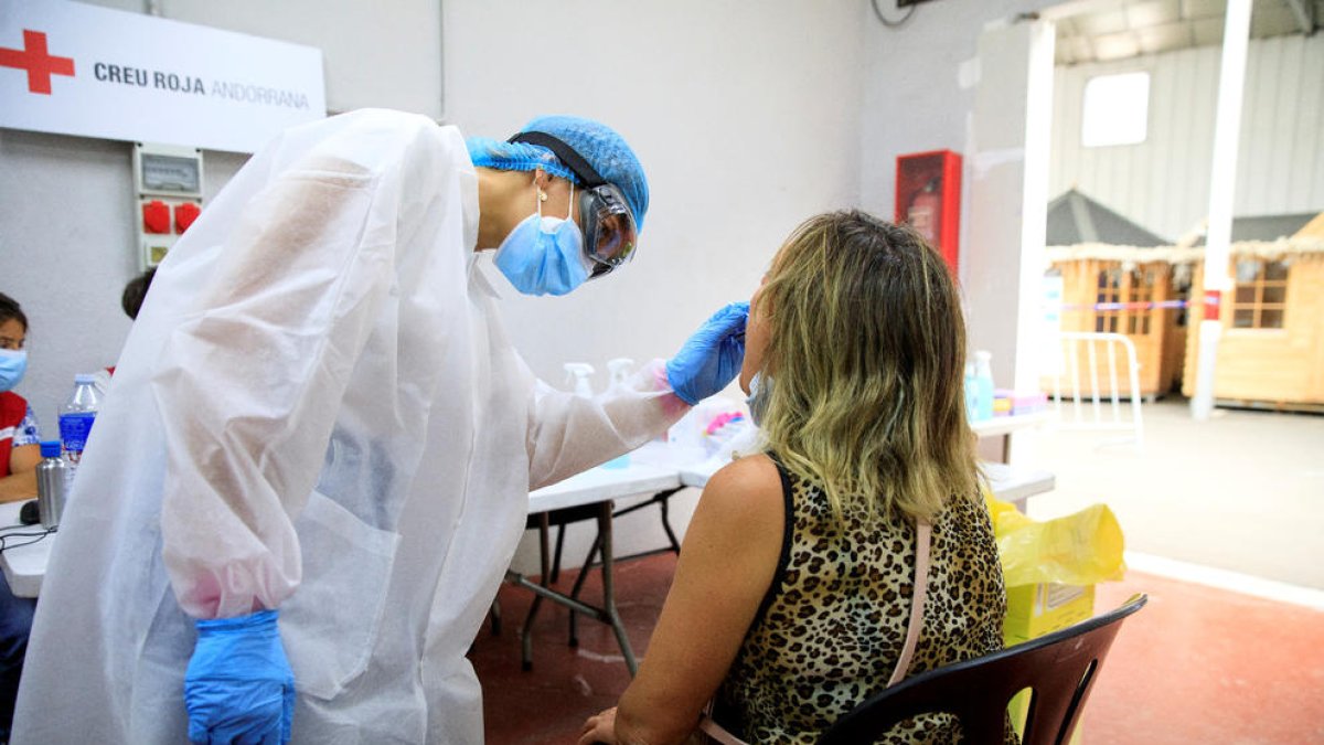 Una persona sotmetent-se a un test de detecció del contagi del virus SARS-CoV-2.