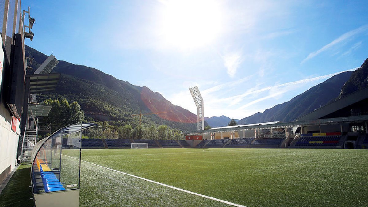 Terreny de joc de l'Estadi Nacional, ahir a la tarda.