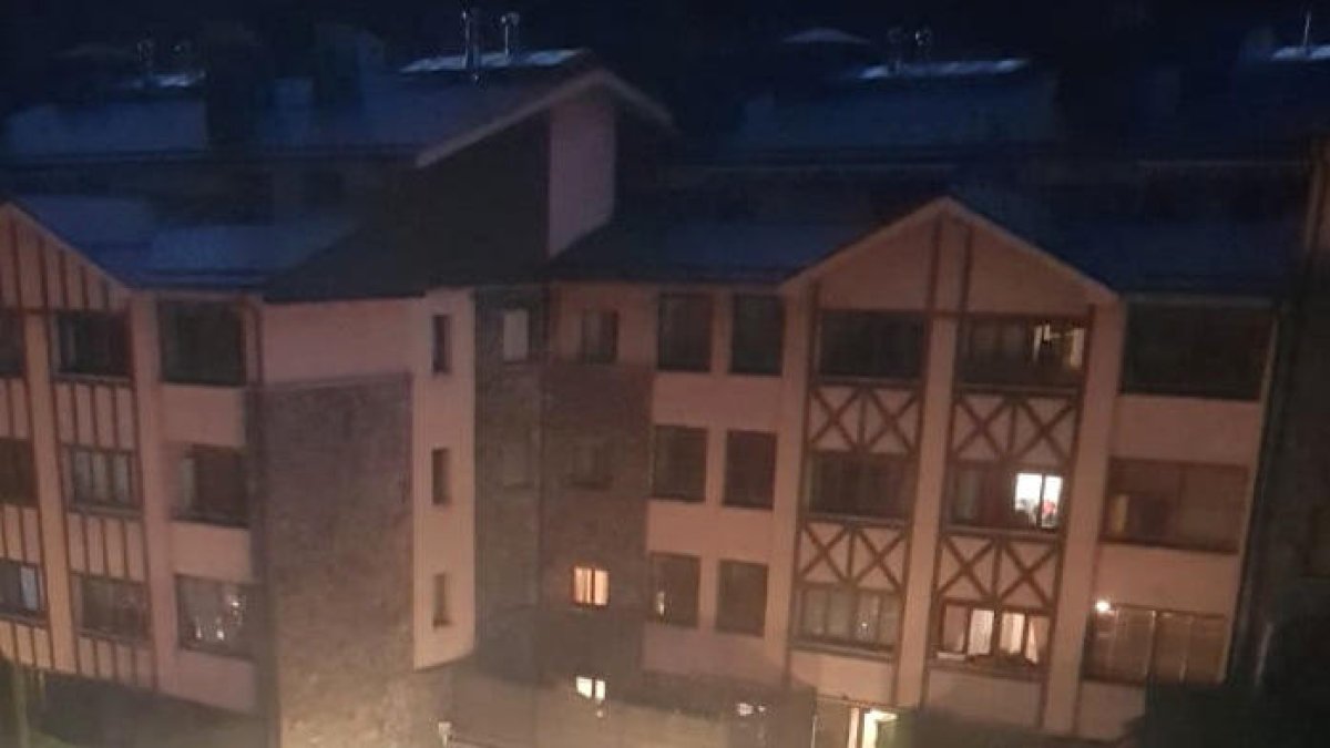 L'operari en cedir el fanal on posava les llums