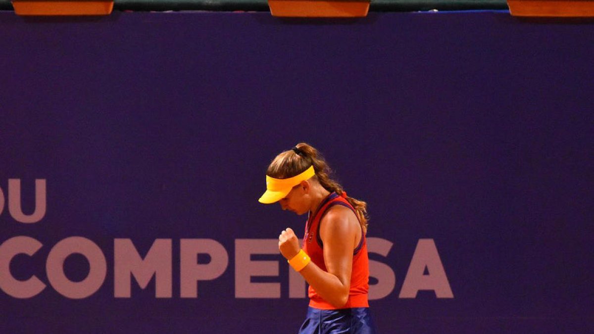 Vicky Jiménez celebrant un punt a l'Uruguai.