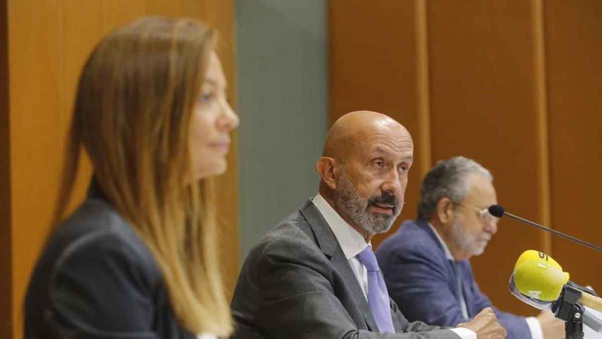 El ministre de Salut, Joan Martínez Benazet, al centre, la secretària d'Estat de Salut, Helena Mas, i l'assessor en salut mental del ministeri, Pere Bonet,