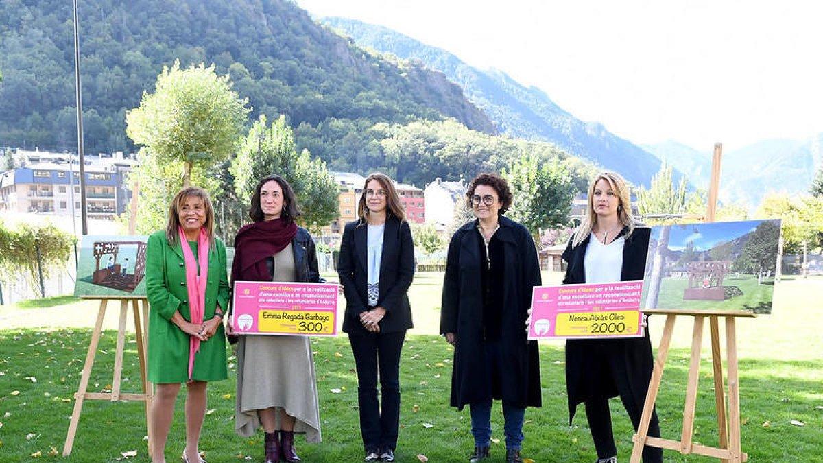 Les autoritats i les guanyadores al lliurament dels premis al Parc Central