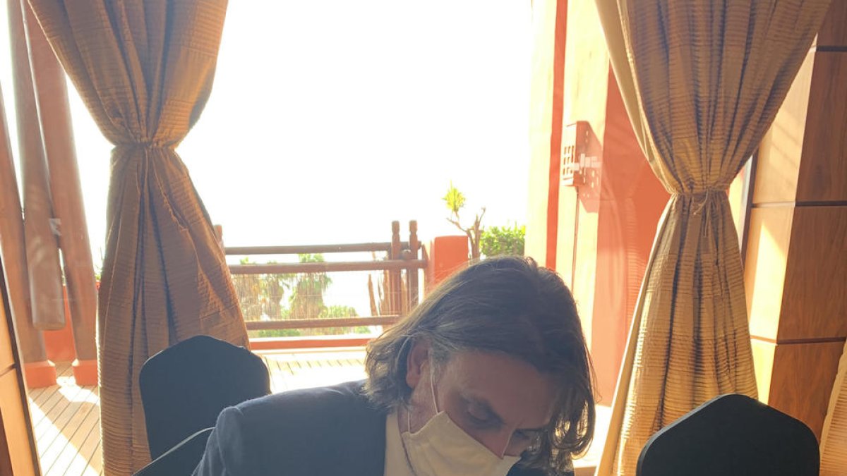 Gaytán, en el moment que signava l'acord