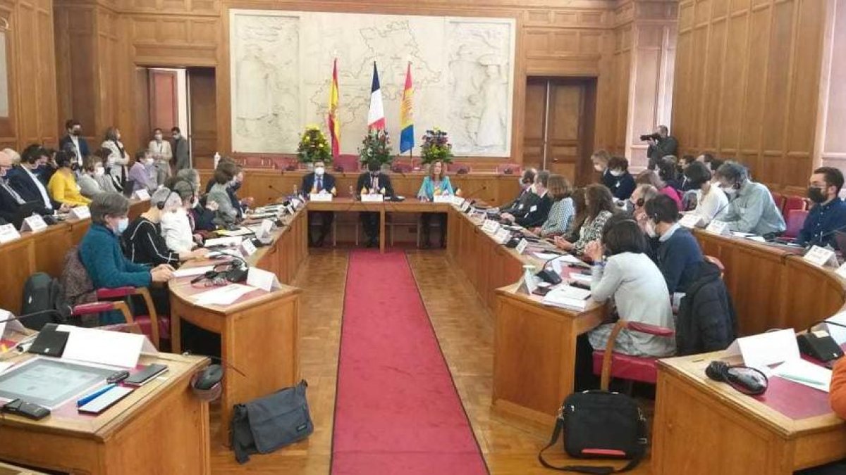 Sílvia Calvó a la reunió sobre salut animal i vegetal