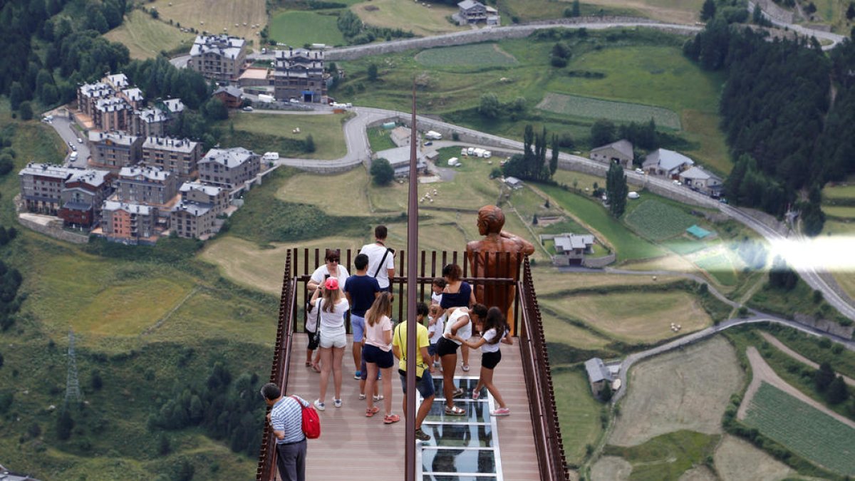 Turistes al mirador panoràmic del Roc del Quer.