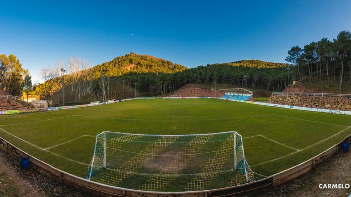 La Salera és el peculiar estadi del Náxara CD de la Rioja, ubicat enmig d'un bosc.