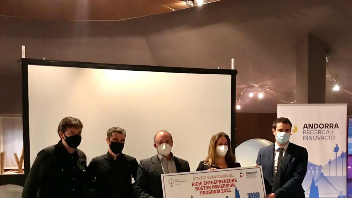 Membres d'Onalabs amb el premi.