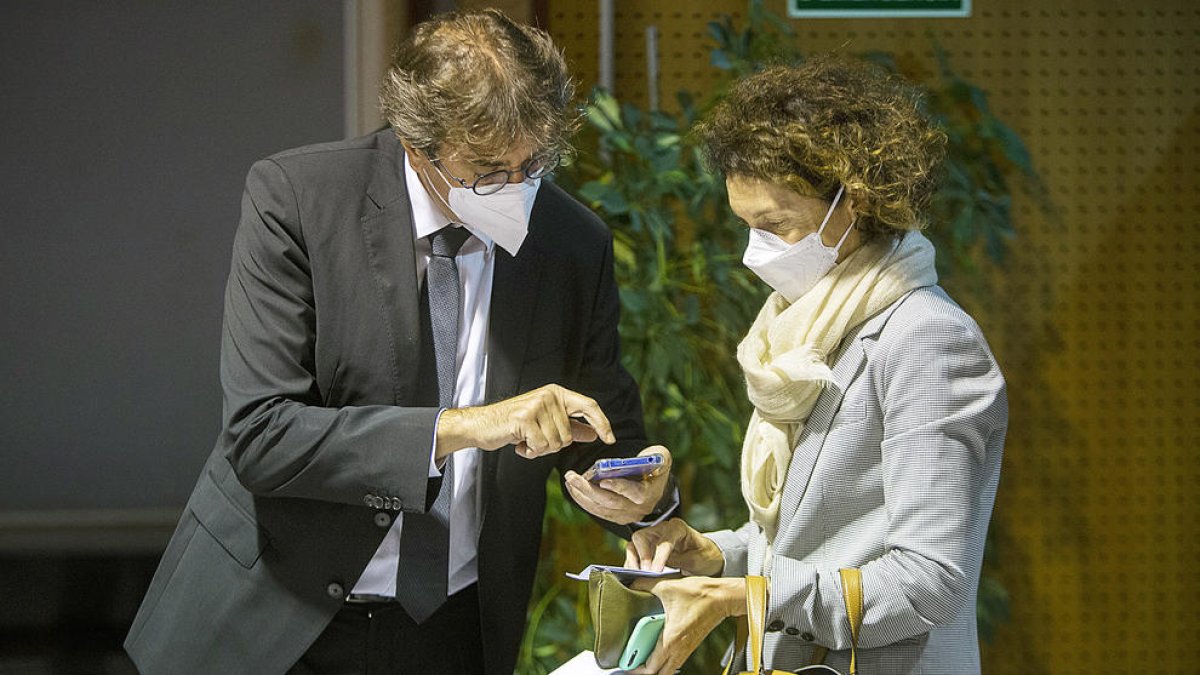 La ministra d'Exteriors ensenyant el passaport Covid, en un acte cultural a Encamp.