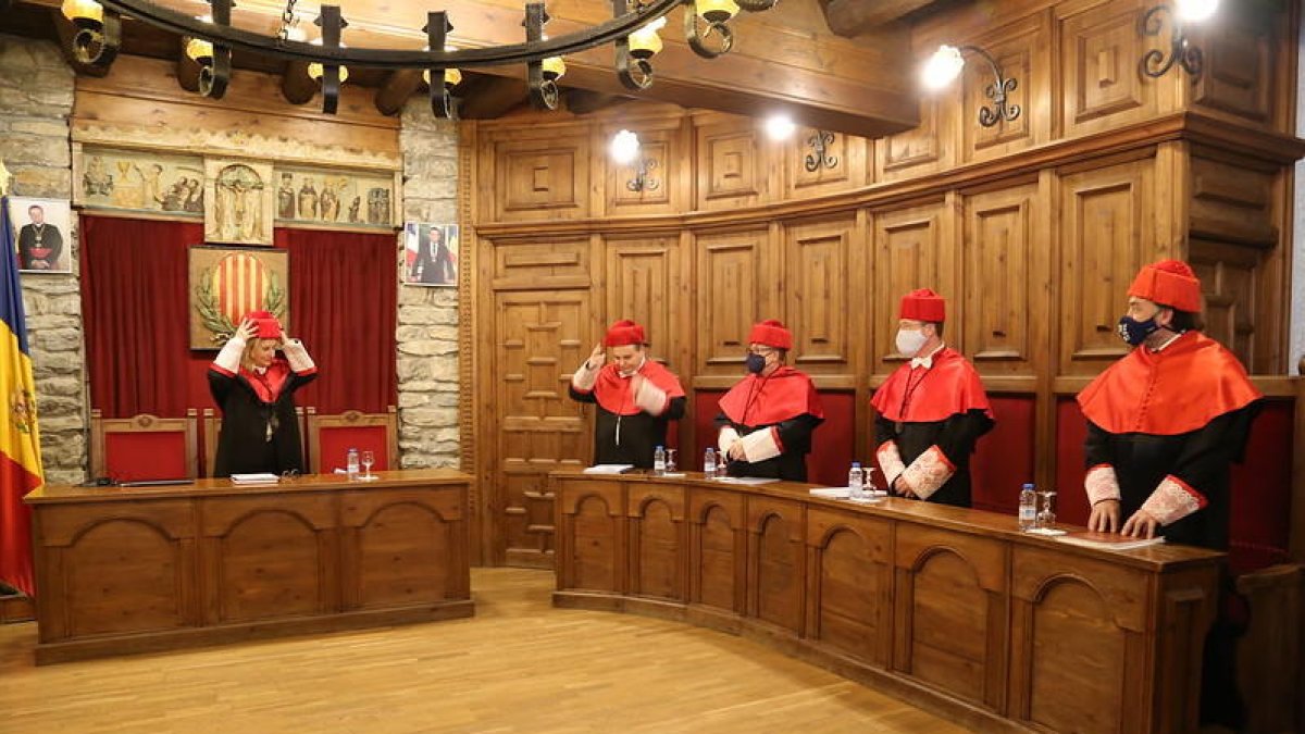 La sessió ha finalitzat dues hores més tard amb l'entrega del certificat corresponent al doctorand