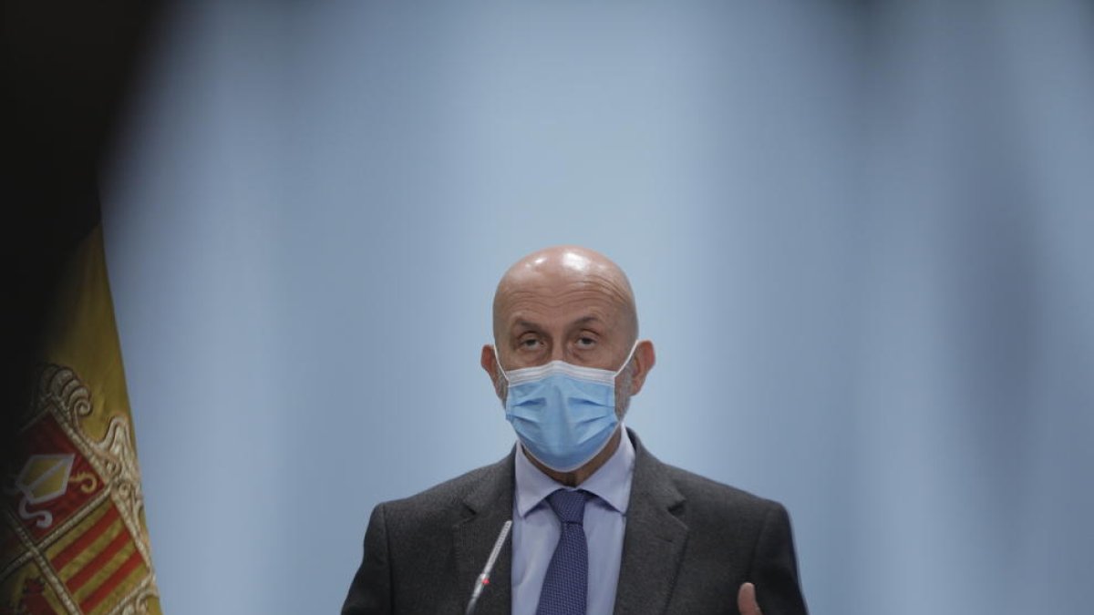 El ministre Benazet durant la compareixença d'avui