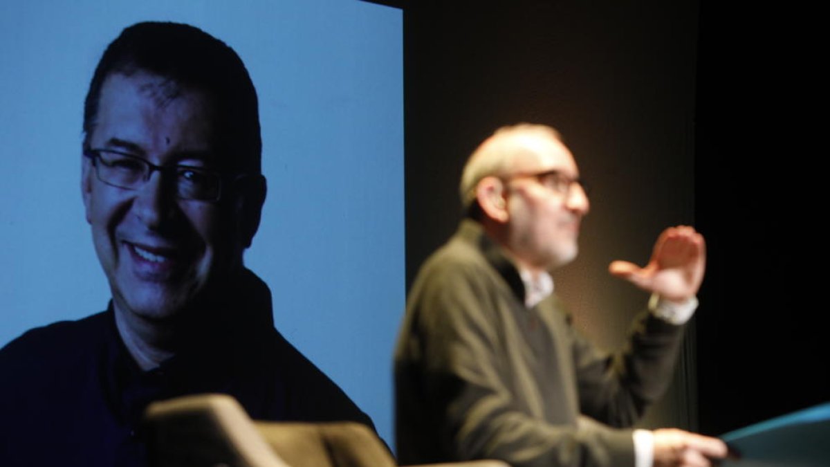 El periodista Antoni Bassas durant l'acte