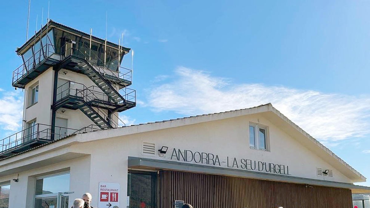 La simulació de l'aeroport i la nit literària, als set tuits