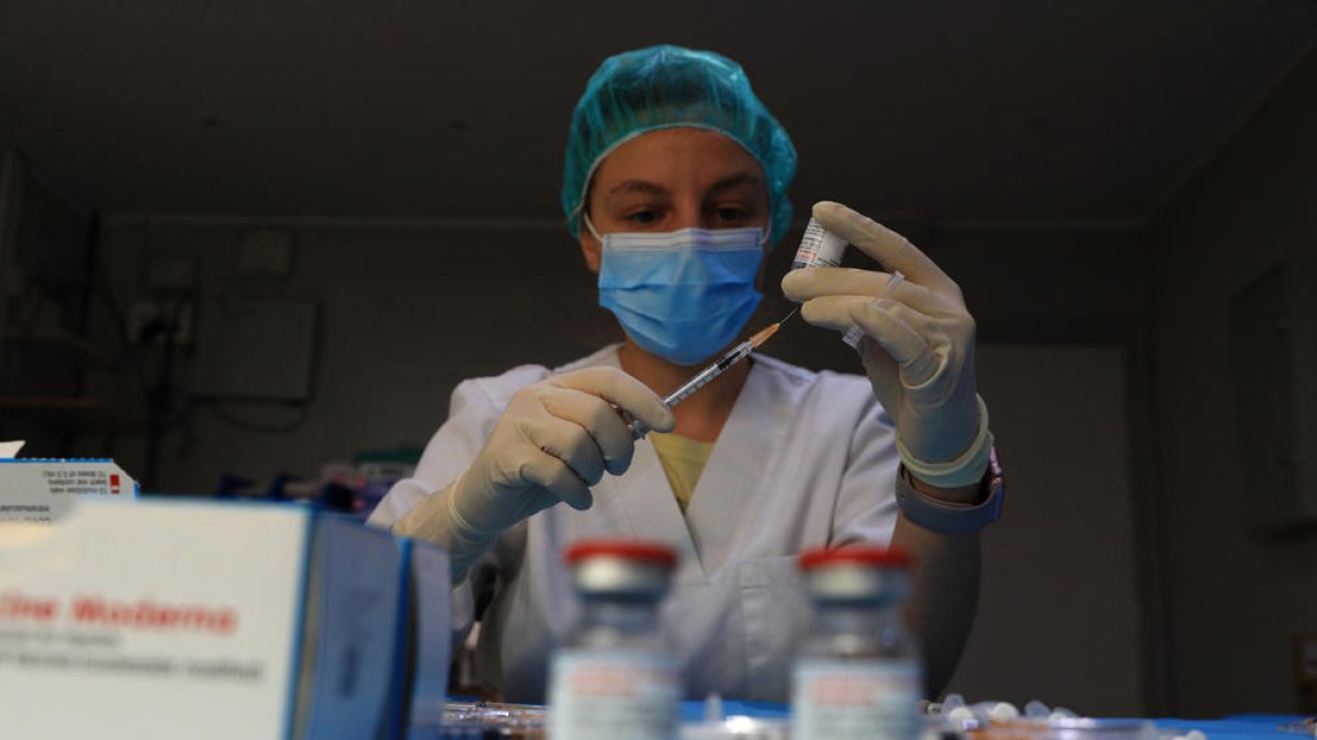 Una infermera prepara una dosi del vaccí contra la Covid.
