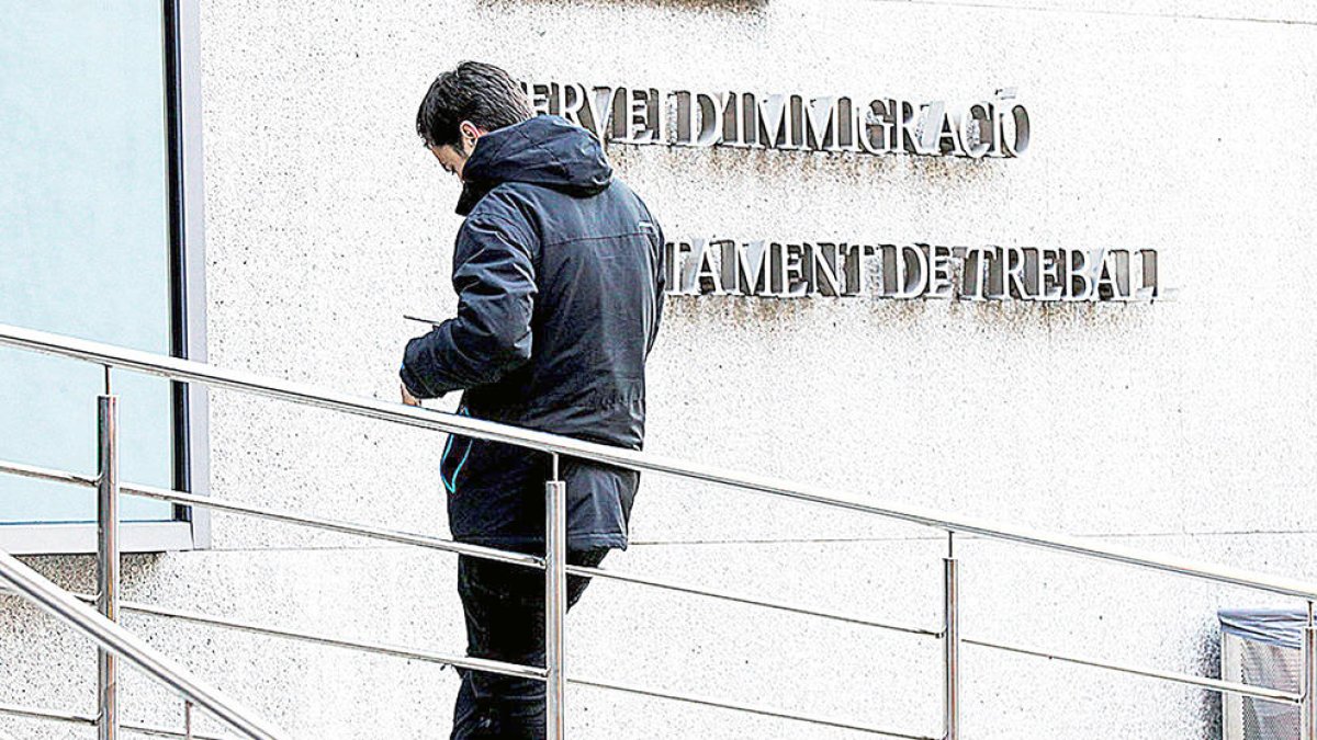 L'entrada del servei d'Immigració.