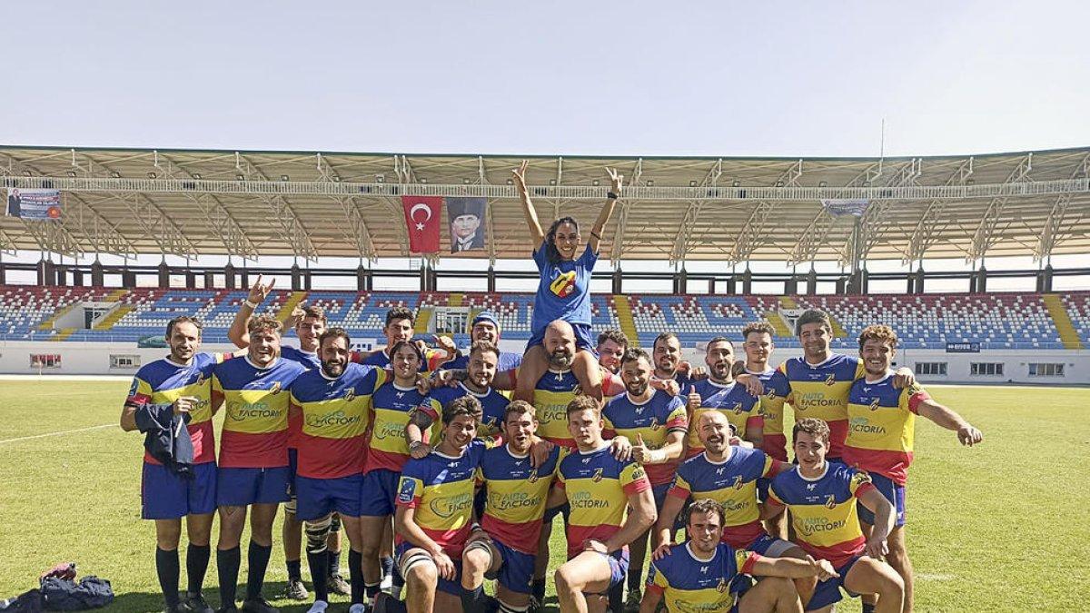 L'expedició andorrana va celebrar amb molt d'entusiasme el triomf davant Turquía.