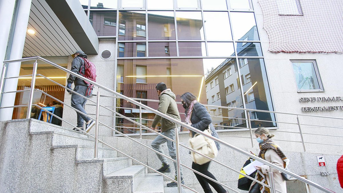 Temporers davant de l'edifici del Servei d'Immigració.