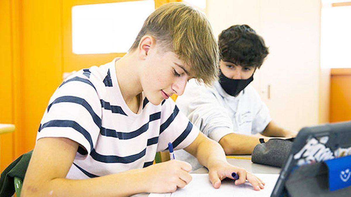 Un alumne sense mascareta en primer pla.