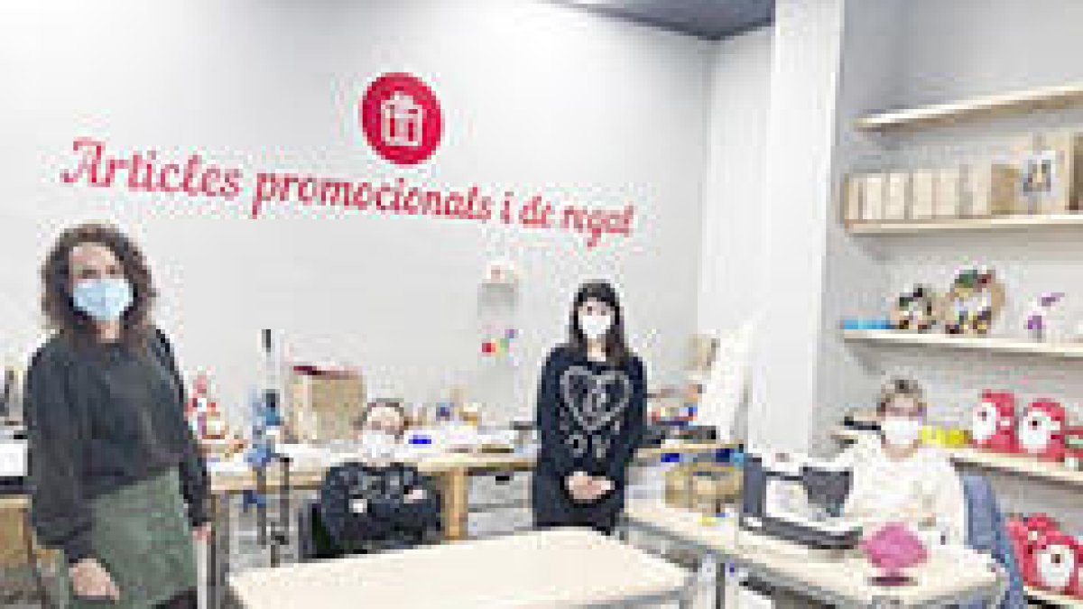 La psicòloga Raquel Casado amb els treballadors Jordi Tarifa, Leti Jales i Rosa Mari Riera.