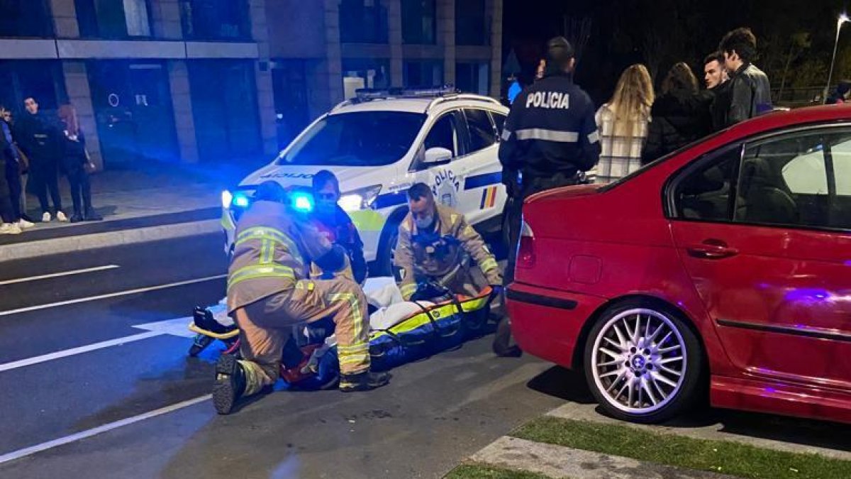 Sanitaris atenent la jove.