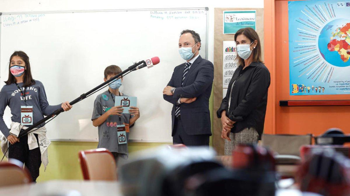 El cap de Govern i la ministra d'Educació ahir durant una visita a l'escola andorrana de primera ensenyança de Canillo.