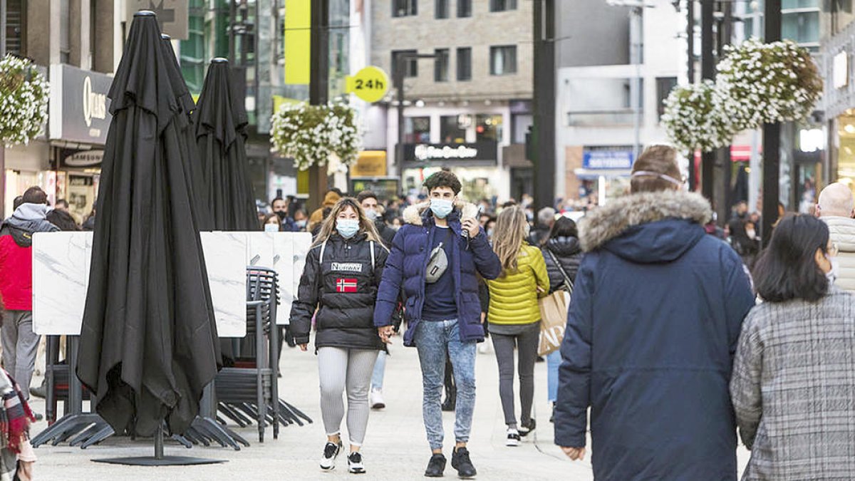 Turistes a l'avinguda Meritxell.