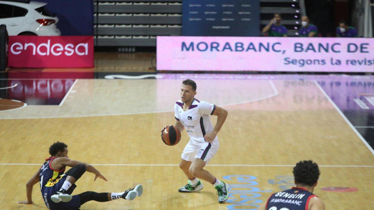 Gal Mekel durant el MoraBanc-Unicaja de la temporada passada al Poliesportiu.