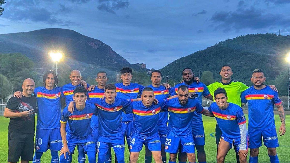 La plantilla del CE Jenlai en un amistós d'aquesta temporada.