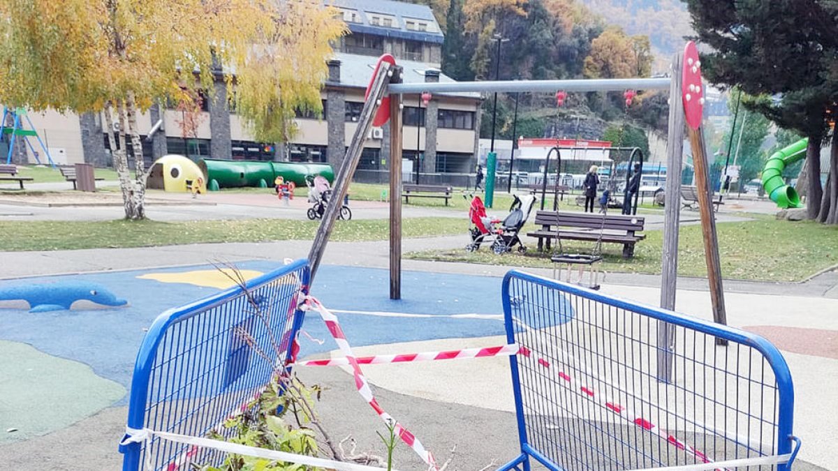 Queixes per restes del temporal al Parc Central
