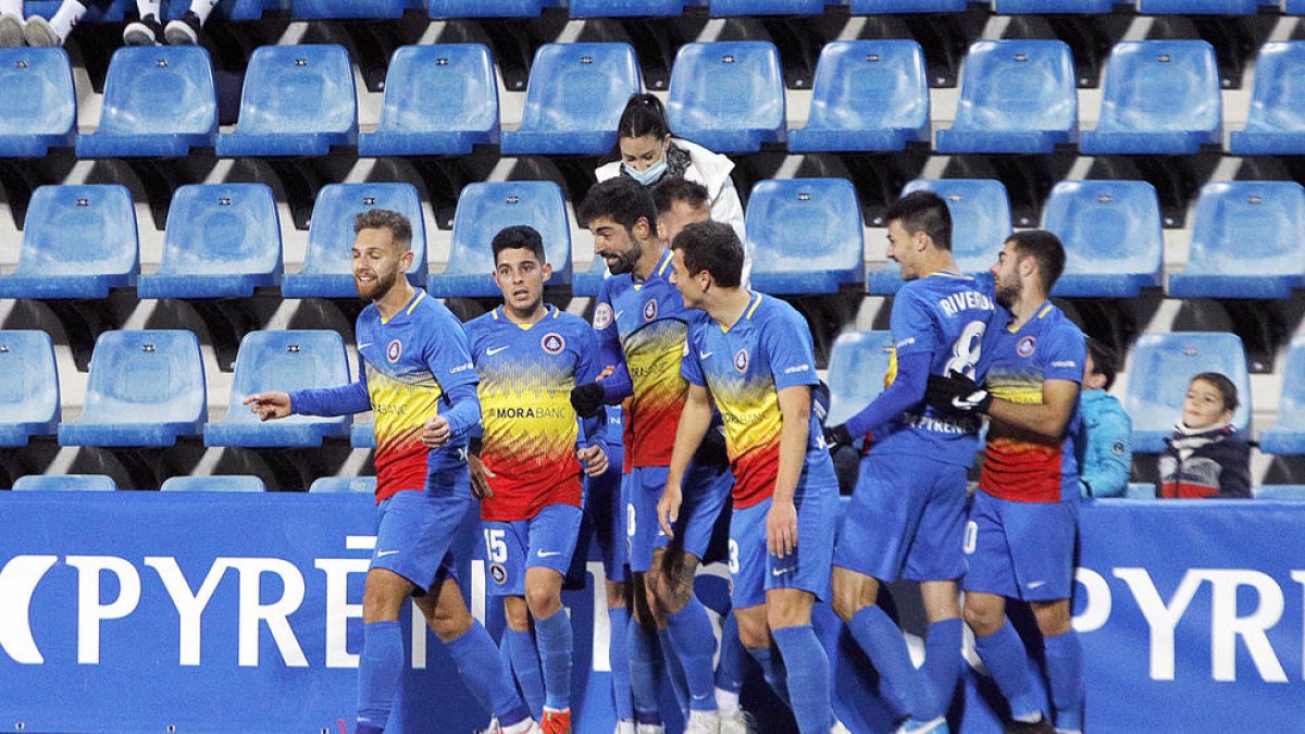 Els jugadors celebren el gol de Riverola de dissabte.