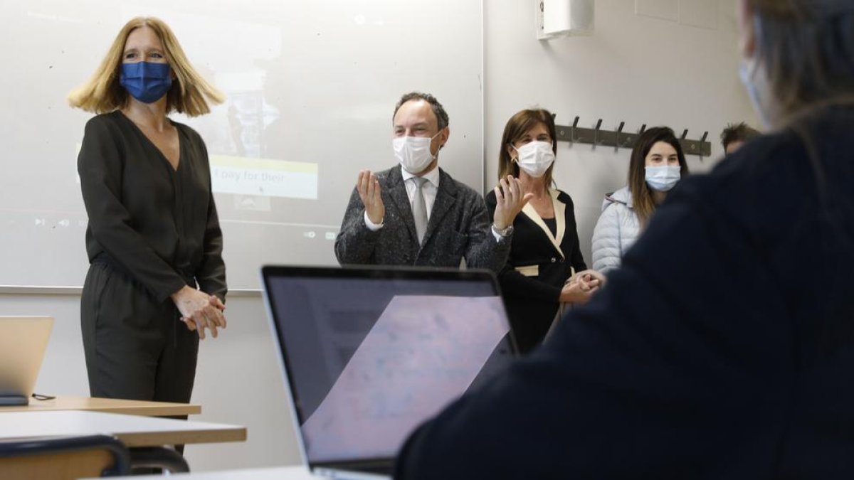 Xavier Espot en la visita a l'escola andorrana de batxillerat aquesta tarda