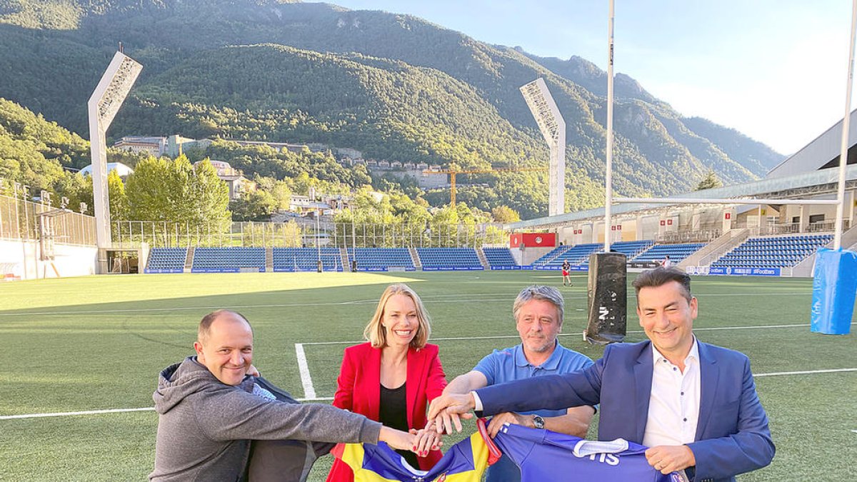 Els responsables de la FAR, el VPC i AutoFactoria a l'Estadi Nacional.