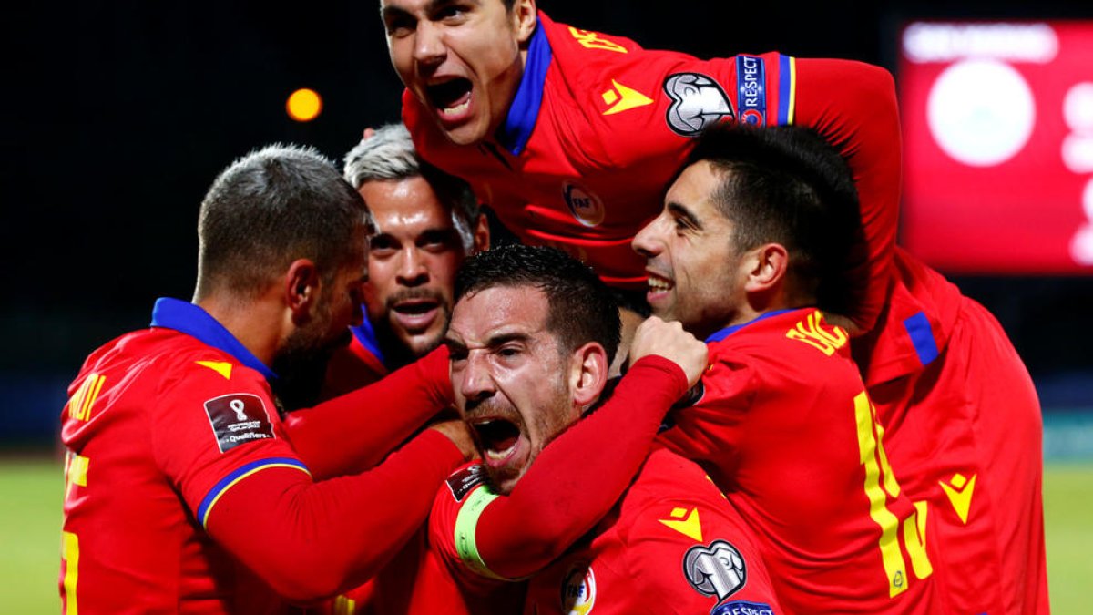 L'eufòria de la celebració del primer gol, de Pujol. Després marcarien Moreno i Cucu.