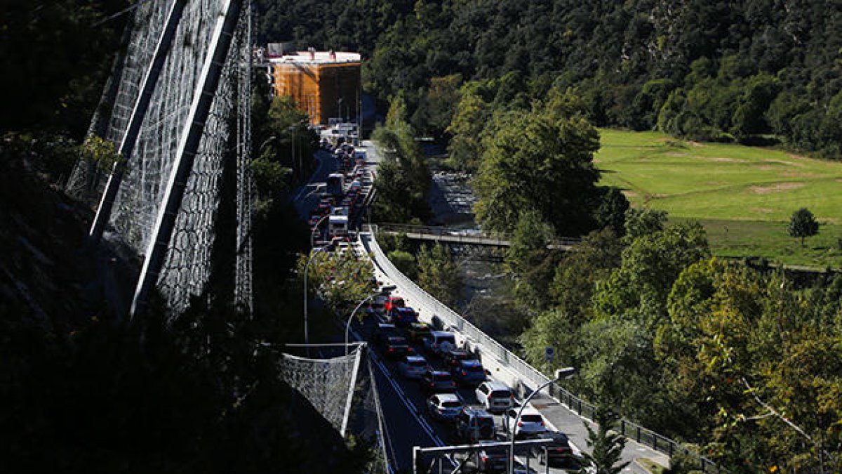 Retencions a la CG-1 a l'altura de l'antic Punt de Trobada.