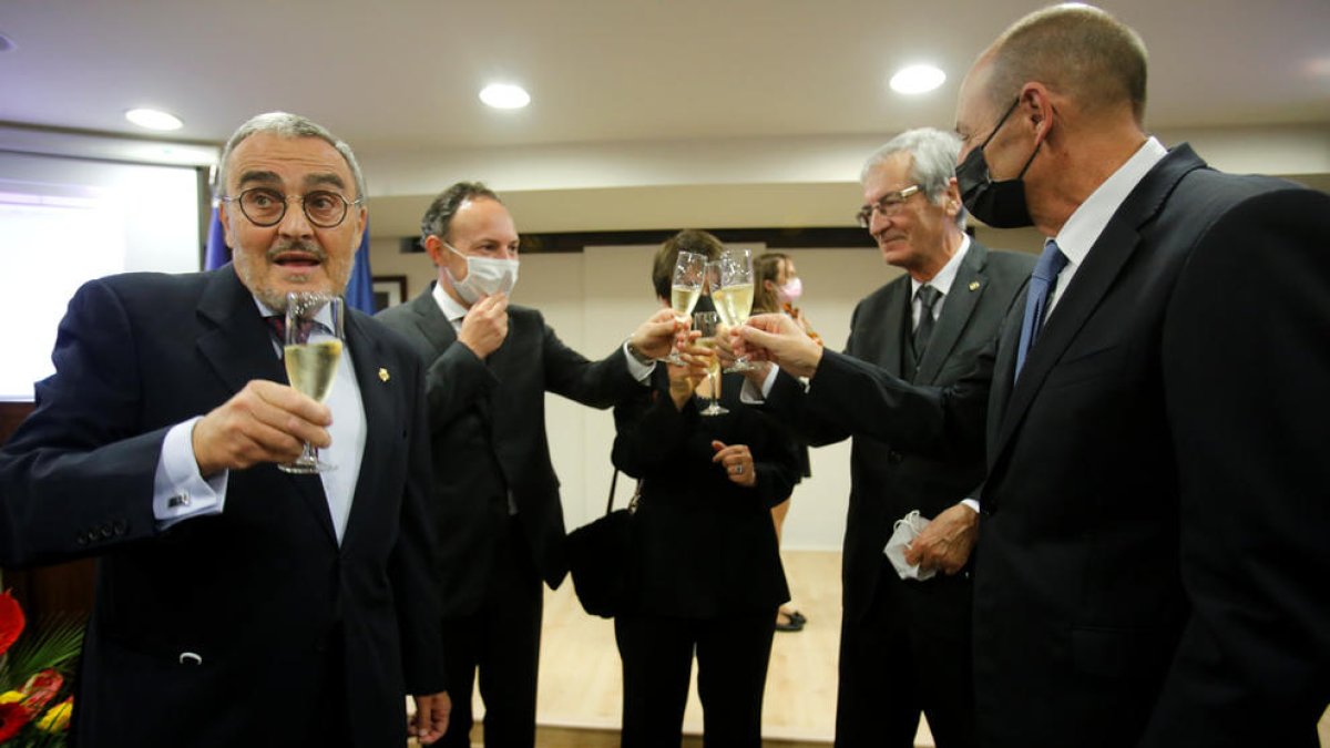 L'ambaixador d'Espanya a Andorra, Àngel Ros, brindant amb les autoritats del país.